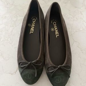 CHANEL Green Suede Two-Tone Ballet Flats with Green Toe